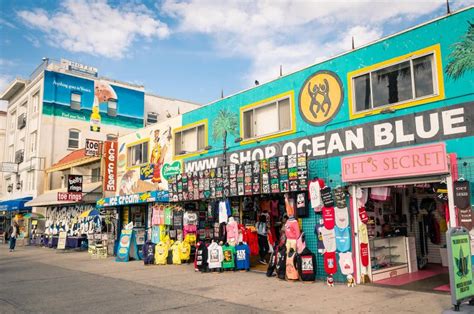 best la souvenir stores open.